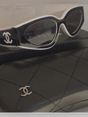CHANEL Black & White Retro Cat-Eye Sunglasses